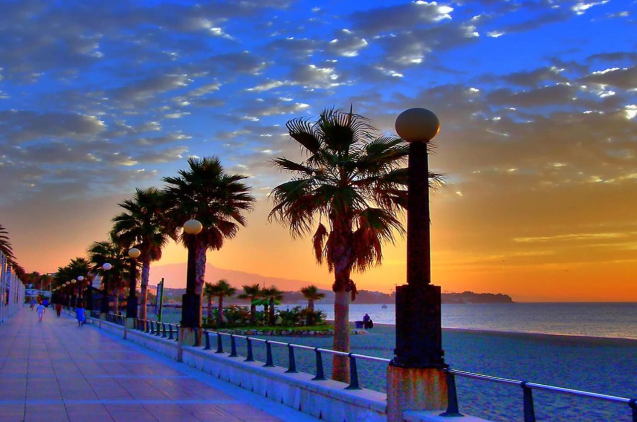 Aparment Neptuno- Located On The Promenade A Few Metres From The Beach. Естепона Екстериор снимка