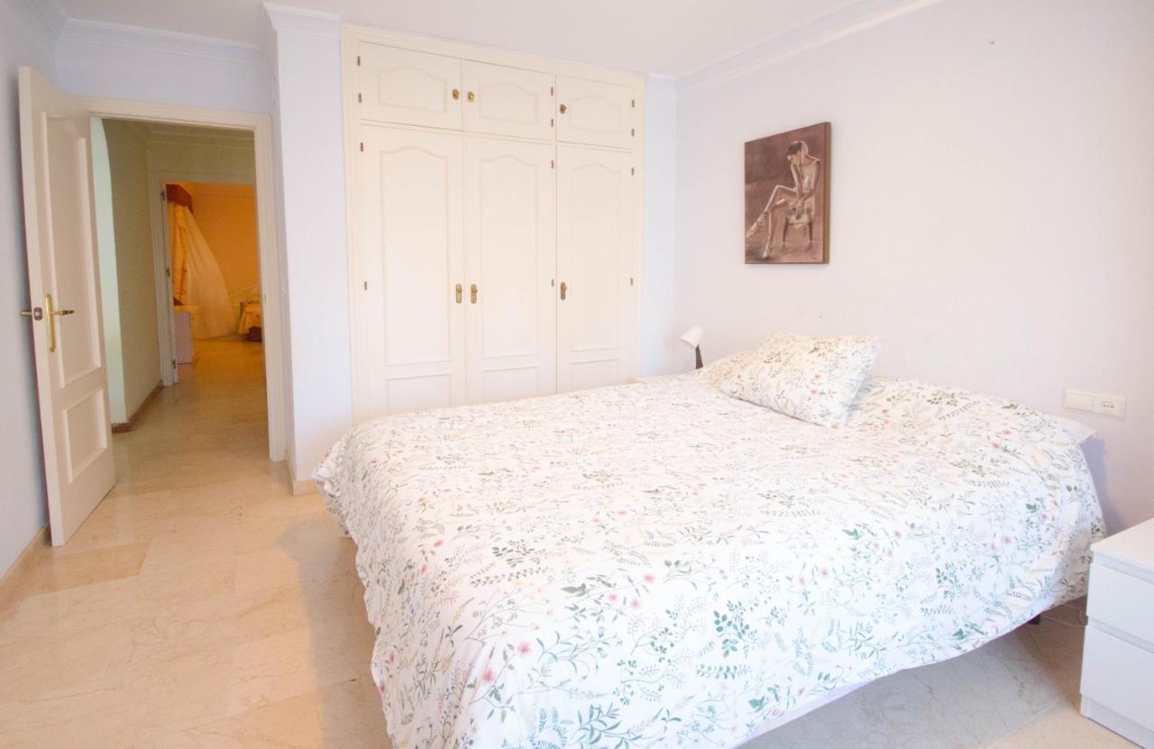 Aparment Neptuno- Located On The Promenade A Few Metres From The Beach. Естепона Екстериор снимка