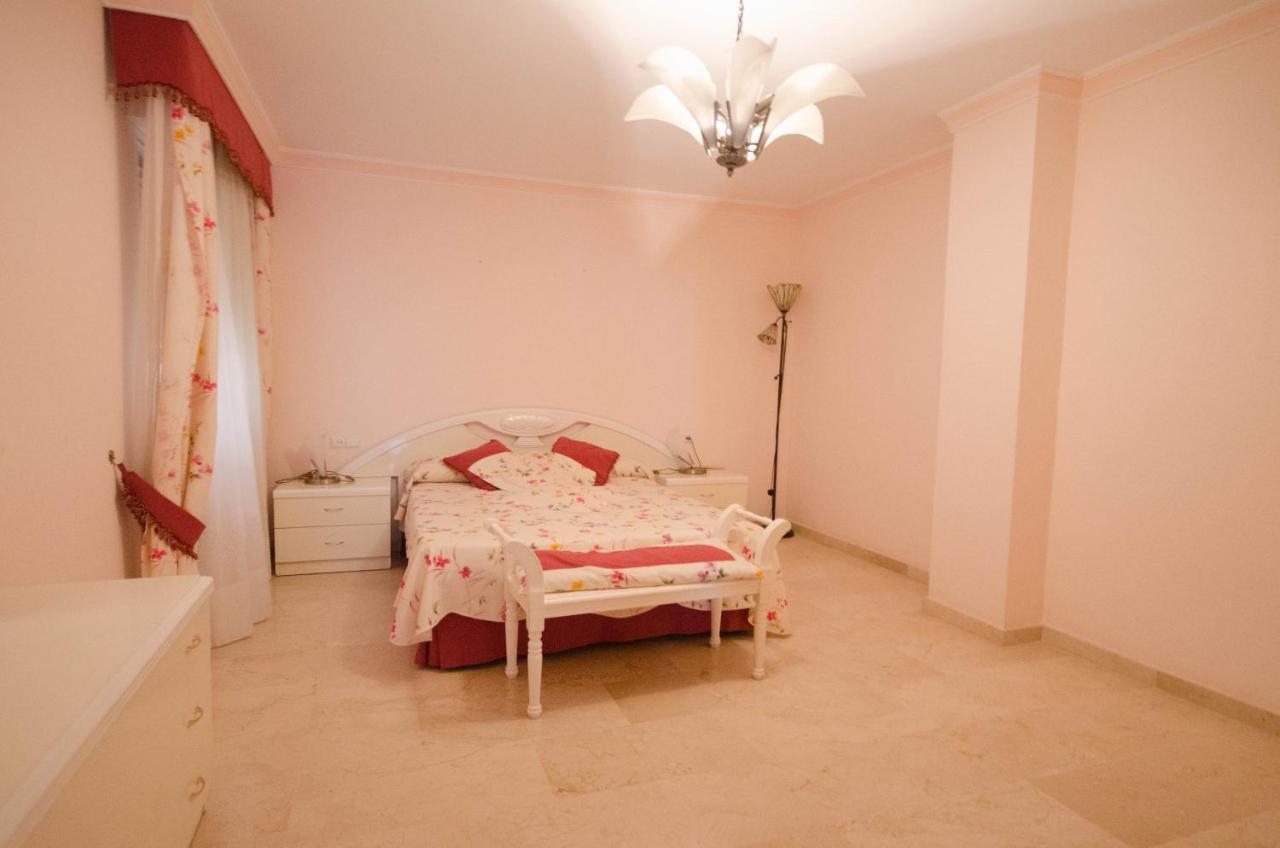 Aparment Neptuno- Located On The Promenade A Few Metres From The Beach. Естепона Екстериор снимка