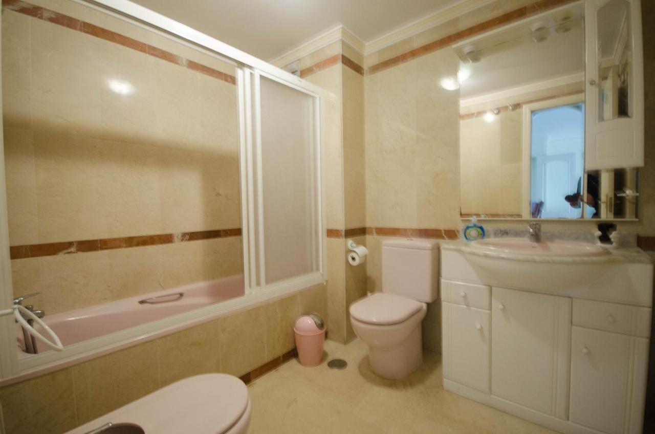 Aparment Neptuno- Located On The Promenade A Few Metres From The Beach. Естепона Екстериор снимка