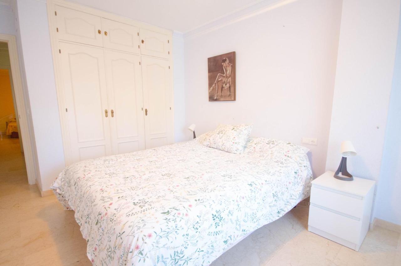 Aparment Neptuno- Located On The Promenade A Few Metres From The Beach. Естепона Екстериор снимка